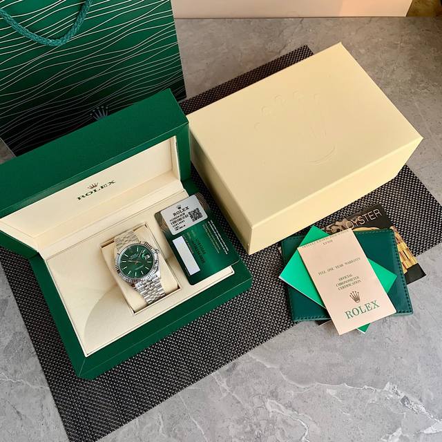 劳力士日志“最新版牛货”开始发售！！劳力士“日志型”堪称经典腕表的典范，不论是功能还是美学风格，都历久常新。此腕表于1945年问世，是世界上首款在3点钟位置设日