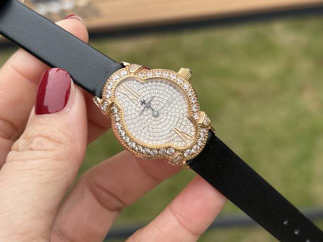 实拍 江诗丹顿 Heures CréAtive系列，瑞士石英机芯，表径，26.5X34毫米，表壳厚度8.4毫米，表壳材质18K白金镶钻，铺镶104颗圆形切割钻石