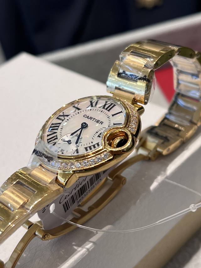 卡地亚 33Mm 瑞机 鱼眼玻璃 DDD 匠心之作卡地亚蓝气球，精致33Mm石英腕表，传统两针设计 星空运转 时间流淌 特殊工艺镶钻，个性 完美 搭配鱼眼玻璃运