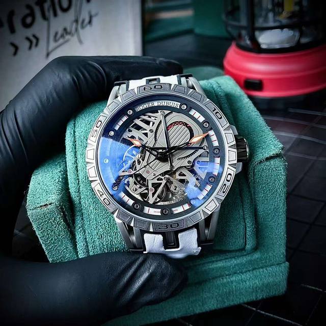 Roger Dubuis 罗杰杜彼 Excalibur Aventador S 腕表，表壳尺寸46Mm,全自动机械机芯，这是一款真正意义上的跑车腕表，表盘采用裸