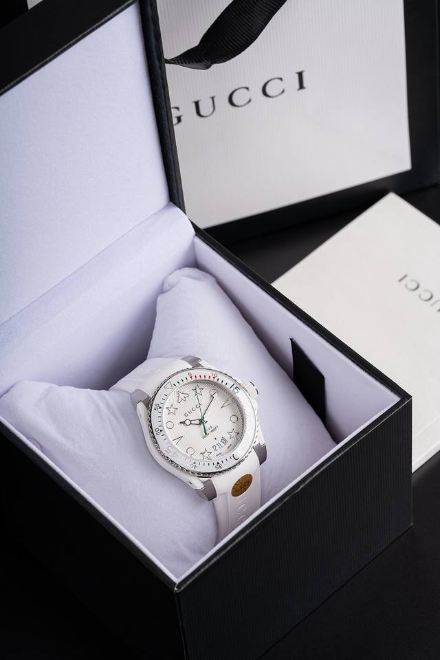 古驰 Gucci新款中性潜水表，加入星星蜜蜂等点缀表盘，时尚不失大气，男女皆宜，40 Mm表径，应用不锈钢材质，经缎面拉丝润饰，并搭配与表盘配色一致的橡胶表带。