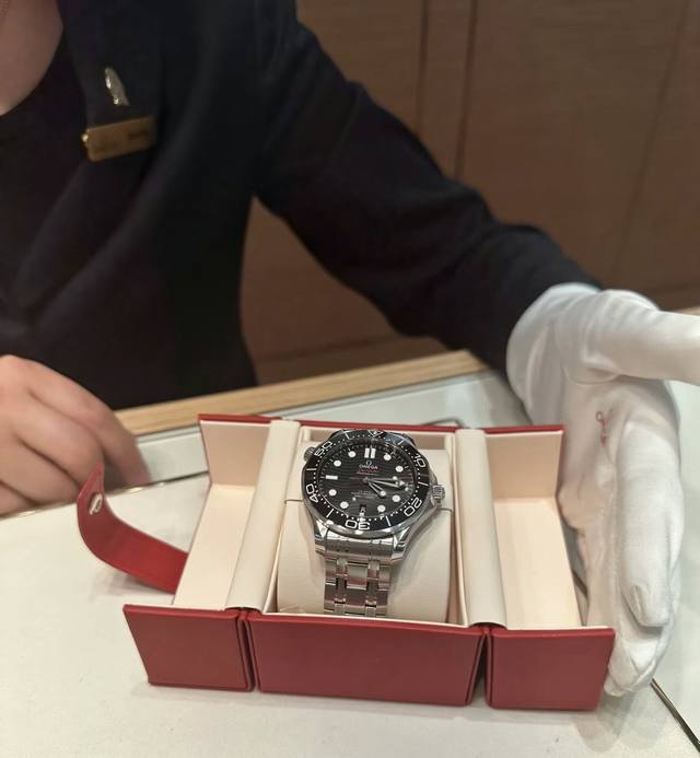 欧米茄海马系列210.30.42.20.01 1 DDD 自动机械男款，表径42Mm DDD 海马300黑钢，精钢，黑盘 DDD 公价62 ，二手23年 11