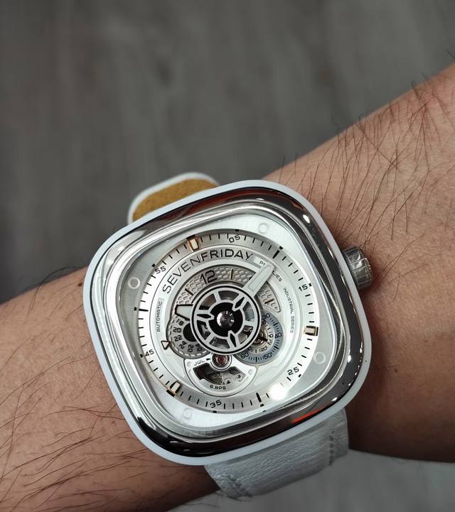 七个星期五爆款小白 DDD C01 配备白色哑光动画环，采用耐磨的可丽耐材料 室内实体表面之神 制成，还配有白色皮革表带，彰显其独立特性。 DDD #Seven