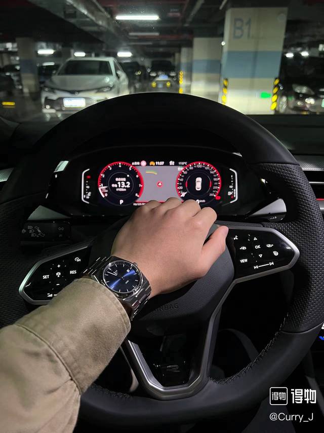 实心钢带！ DDD 天梭X超级玩家最新款龚俊同款男表， DDD 摩登前卫，唤醒经典系列的不巧生命力。以当代设计栓释经典，垂直拉丝和抛光处理相结合的工艺令全新X系