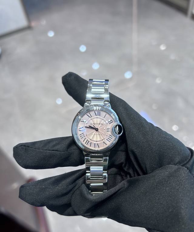 绝美的冰莓粉卡地亚蓝气球 DDD 卡地亚蓝气球粉盘腕表 冰莓粉绝美 DDD 家人们，今天给大家分享一款美到爆的卡地亚蓝气球粉盘腕表 Ballon Bleu De