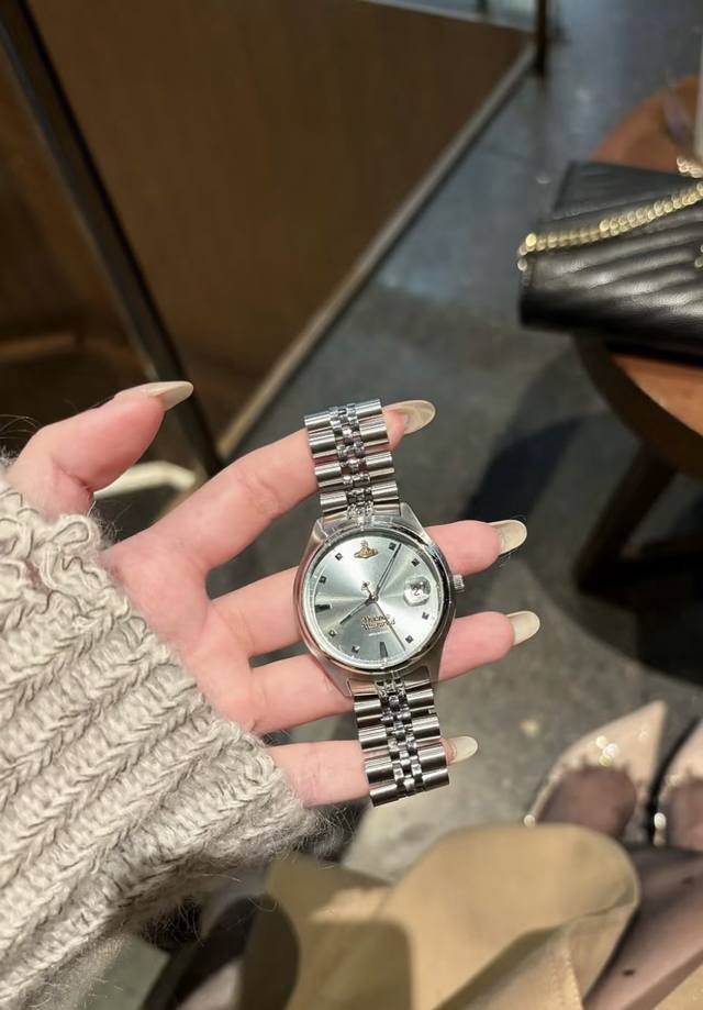 怎么会有这么好看的表！？ DDD 西太后碎冰蓝手表友情提示西太后没有线上旗舰店和网站不要轻易相信别人哦～ DDD 我买的祖国版也太香了吧，细节到位，包装也一样，