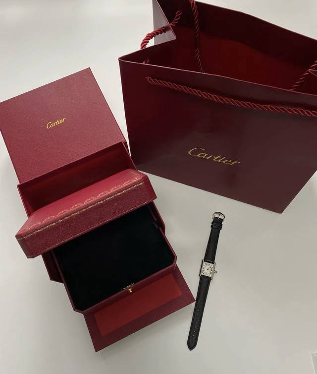 Cartier卡地亚 坦克系列 小方块 石英机芯 男女同款 瑞表 33.7*25.5Mm 银色表盘 精钢表壳 牛皮表带 DDD