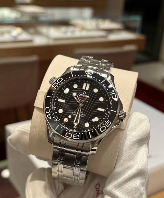 欧米茄海马300黑钢，柜姐说在众多颜色中它最香，因为每天都有很多表友咨询这款表 DDD