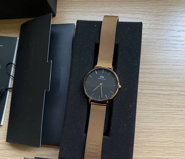 Dw手表的中文含义是“等我”Dw手表为什么没有秒针，因为它不想走，在等你。 DDD 而我更喜欢新的广告语：总有一天你会放下稍许的不舍和遗憾，带上爱开始新的生活，