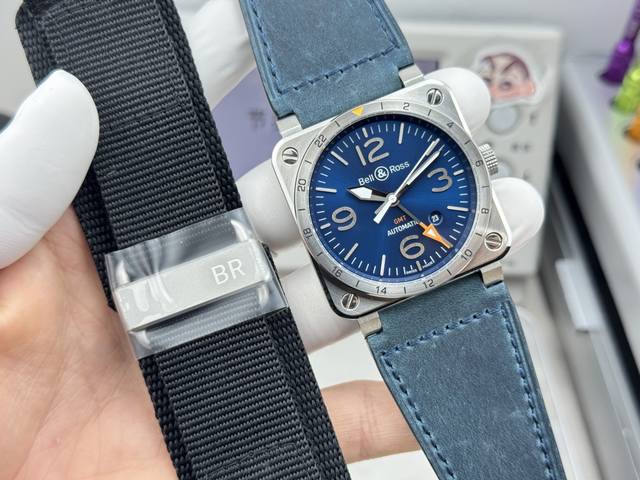 Bell & Ross 柏莱仕 Br 03-93 Gmt DDD 机芯：进口自动上弦机械机芯 DDD 功能：时针、分针、秒针、日期和表圈上的24小时第二时区 G