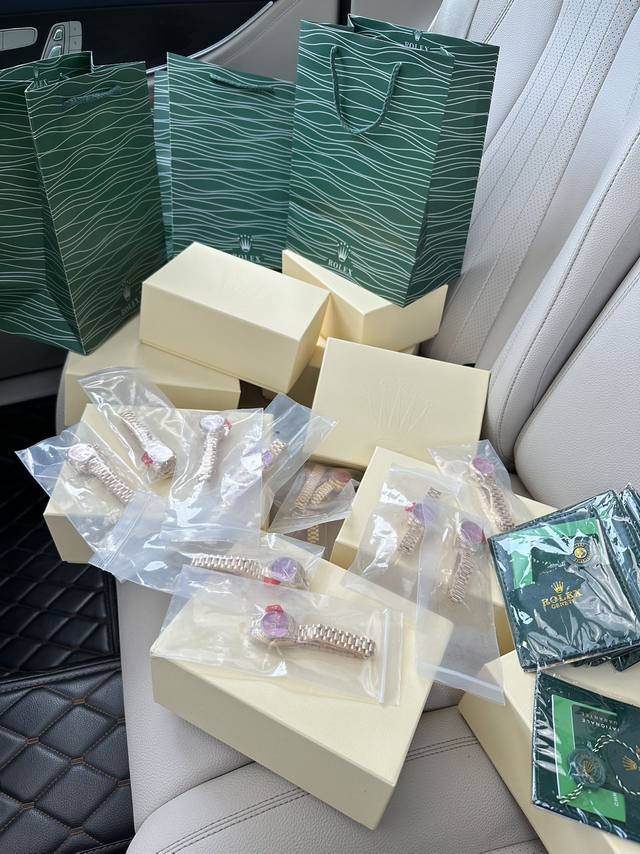 第一批出货也只是尝鲜量！最好的东西都是不够分！老渠道靠关系才分到的这些！货不易！作为劳家表圈最为抢手的中古手表，那一定就会有各种层出不穷的版本。市场货的各种品质