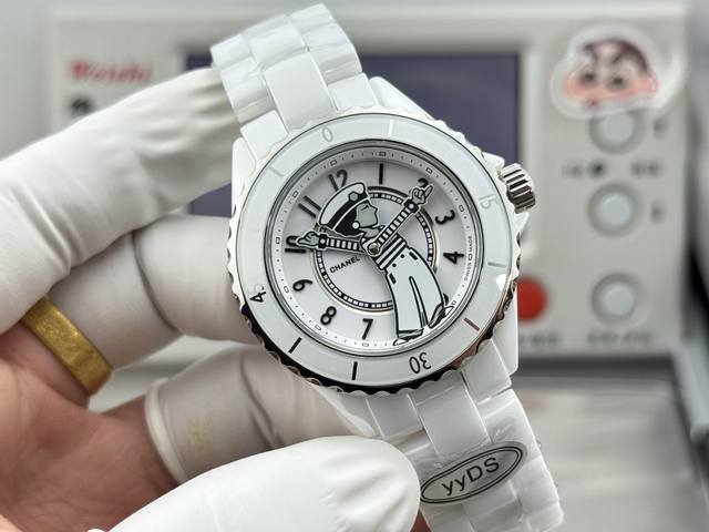 J12-“公仔图案”系列 DDD 2026最新款，香奈儿腕表创意工作室再次赋予J12腕表新的诠释，在保留经典元素的同时，带来了焕然一新的惊喜设计。黑色和白色精密