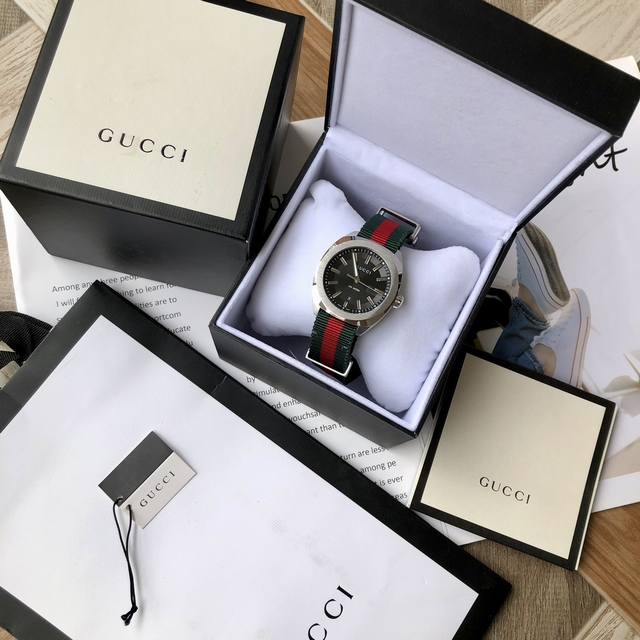 Original Gucci 古驰石英男式腕表，Gg2570系列运用1970年代的几何设计，搭配圆润抛光的方形表壳，内圆外方使整表赋予了一丝复古气息和浓郁的时尚