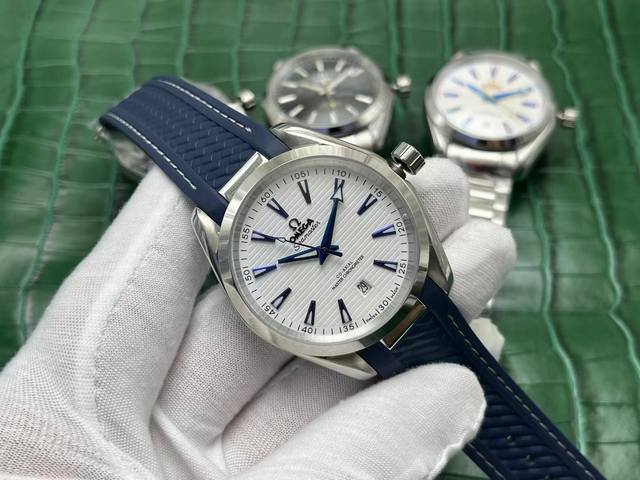 Jh出品欧米茄海马系列Aqua Terra 150米腕表 经典隽永的设计极具欧米茄品牌特色，采用最高版本的双卜蓝宝石镜面，更加透彻明亮，这种镜面表面是圆形凸出来