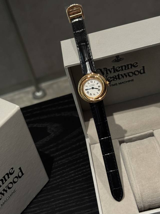 卡地亚小旋风Trinity系列女神表，与许许多多非圆即方的腕表相比，这款表的表壳设计成了螺旋状，既新颖又特别，因此外界取名为小旋风。中古表当然要配罗马刻度奶油盘