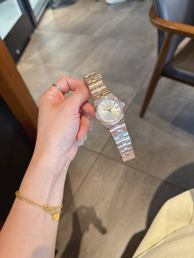 Vacheron Constantin江诗丹顿纵横四海系列：原装进口石英机芯，简约大三针设计，旭日纹缎拉丝工艺处理，搭配蓝宝石镜面防刮花，深邃优雅大方，直径33