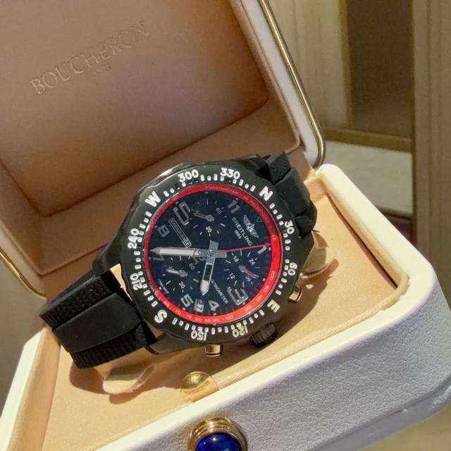 专业系列出38啦 DDD 五彩缤纷的全新百年灵专业耐力腕表 DDD 全新尺寸的极致运动休闲腕表： #百年灵专业耐力腕表 Endurance Pro 38上市。