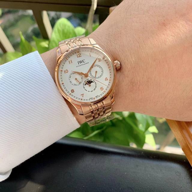 -金650。万国-Iwc葡萄牙系列，型号:Iw34 2。沙夫豪森 瑞士制表名家沙夫豪森Iwc万国表为其Iwc葡萄牙系列万年历腕表新添直径42毫米的表款 ，3点、