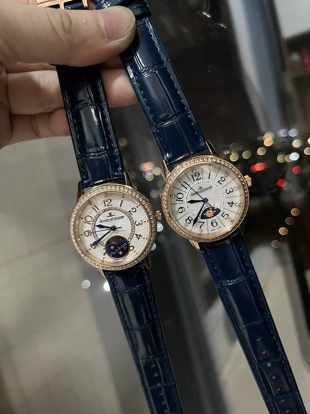 金+30积家约会女表，女人的三大梦想之一 DDD 积家约会系列高品质女表，日月星辰显示，进口石英机芯，原装折叠扣 精钢表带，尺寸宽33Mm，厚10Mm。 DDD