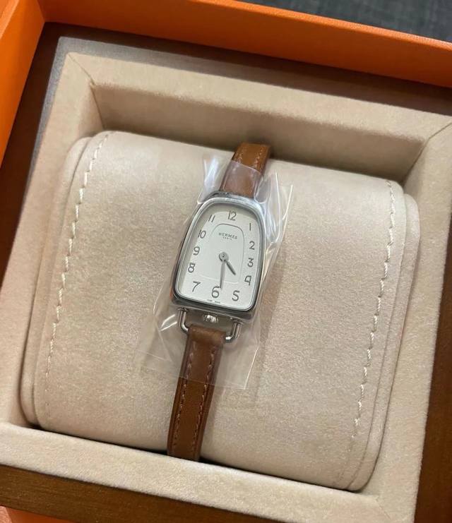 钻 100 HermèS 推出 Galop D’Hermes 系列新一季腕表作品，依然从马术运动中汲取灵感，表壳独特的圆润造型源自于 马镫 元素。新作以更细巧的