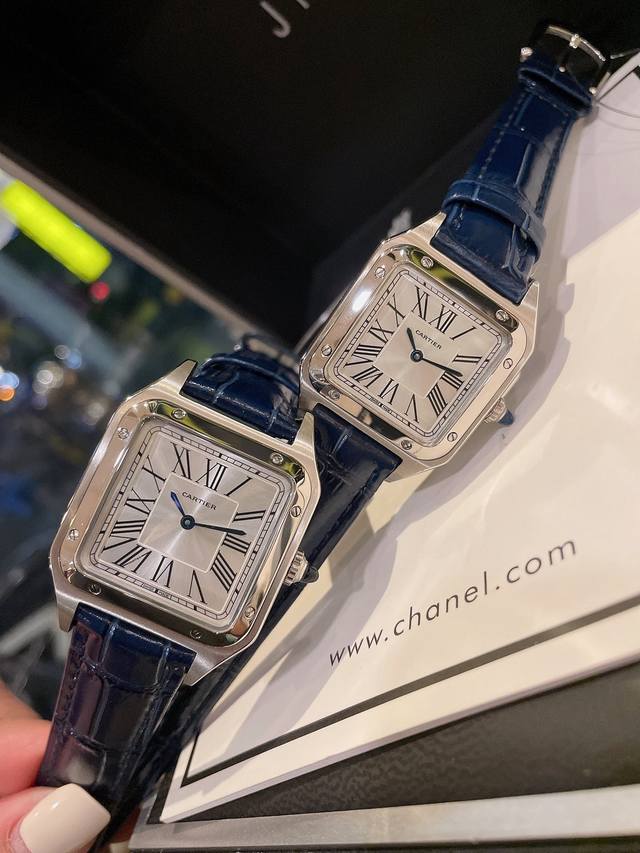 Santos-Dumont卡地亚山度士超薄杜蒙系列腕表，知性女士腕表，316L精钢表壳，蓝色尖晶石圆珠把头，阳光射线纹饰磨砂效果，经典罗马数字时标，珍珠贝母表盘