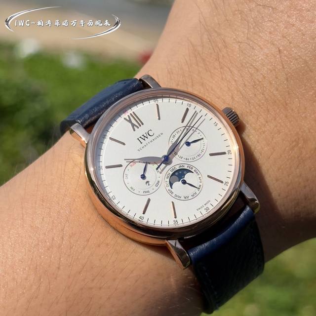 颜值巅峰 倾情演绎 DDD Iwc旗下最耀眼的明星，万年一瞬，品鉴Iwc万国柏涛菲诺万年历腕表！ DDD 1 机芯 采用3836-2型自制机芯，其机芯运转稳定，