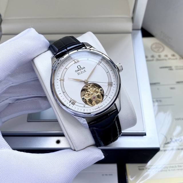 欧米茄-Omega 全新力作蝶飞典雅系列腕表。 DDD 只为传承经典，至臻品质42毫米瑞士天文台表。 DDD 这款表优雅纤薄的外表，搭配简约大方的设计，抓住每一