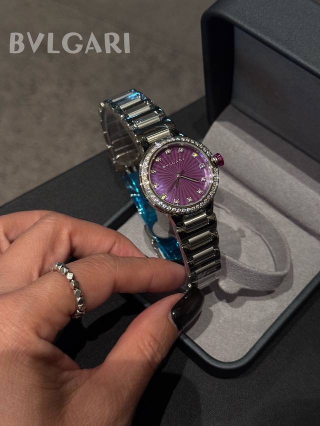 圣诞元旦 DDD 宝格丽Bvlgari陪伴每个节日温情时刻！ DDD 宝格丽 Lvcea 系列腕表，采用珍珠母贝打造的三维立体表盘，无论从哪种角度欣赏，都能看到