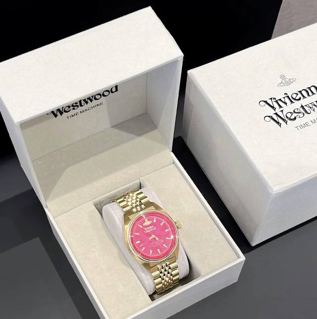 好喜欢我这块火龙果配色的 Vivienne Westwood 维维安 韦斯特伍德 西太后手表 DDD 我觉得粉金配色和早秋好搭 DDD 戴上手尊嘟很显气质 DD