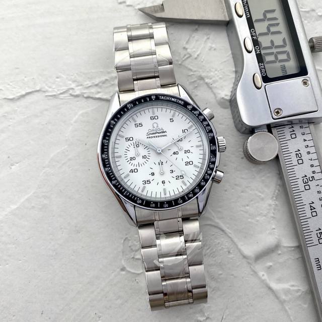 欧米茄超霸系列是品牌具有代表性的表款。具有传奇色彩的超霸腕表参与了人类全部六次登月任务，堪称品牌先锋精神的典范。欧米茄超霸专业“月球表”配备黑色表盘，设有小秒针