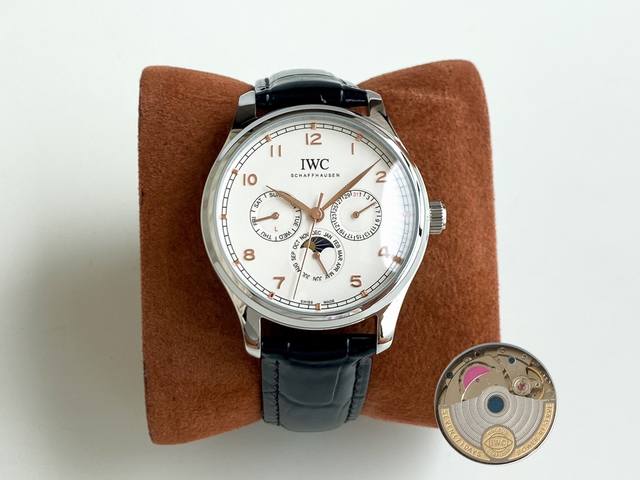 金650万国-Iwc葡萄牙系列，型号:Iw34 2。沙夫豪森 瑞士制表名家沙夫豪森Iwc万国表为其Iwc葡萄牙系列万年历腕表新添直径42毫米的表款 ，3点、6点