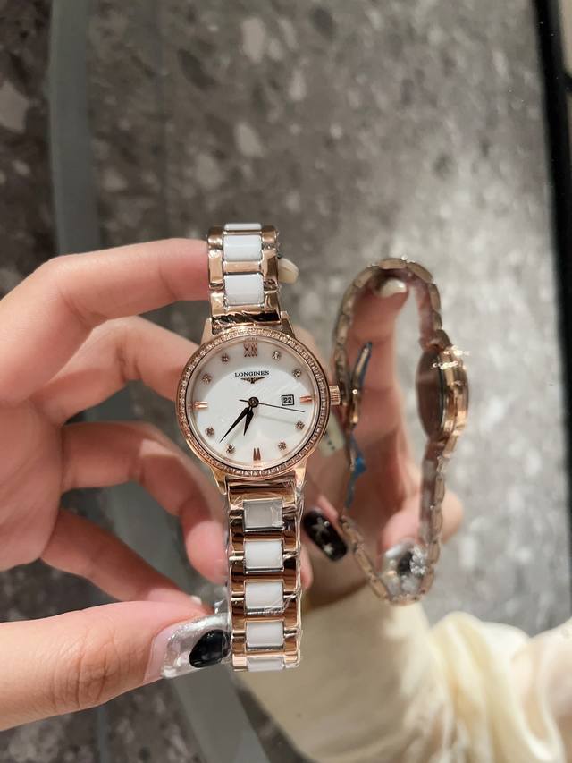 白钻 金钻390浪琴-Longines简约大气女款 进口石英机芯 矿物质玻璃镜面 316L精钢表壳 直径28Mm厚8Mm 该款腕表备受女性喜爱，在不同的场合映耀