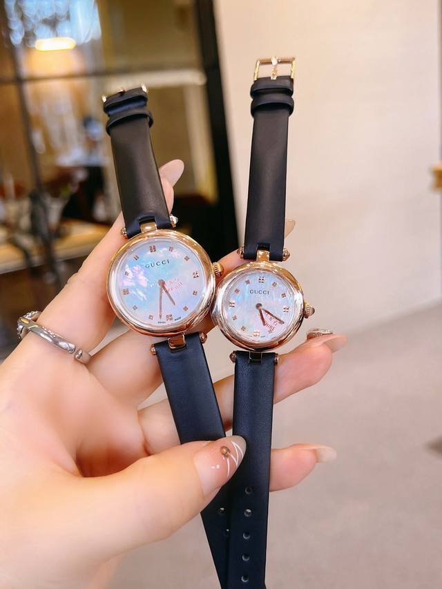 古驰小黑金表 原单品质、值得信赖 爆款古驰Gucci、巴塞尔钟表展新宠，全新设计！字面：天然贝母面，机芯：瑞士石英，表带：进口牛皮 316精钢 ，尺寸：27Mm