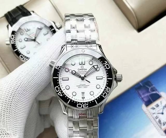 海马系列300米潜水腕表 DDD 搭载全新全自动原装坨片，0返修，走时精准，搭配拱形矿物质高硬度玻璃，壳身采用316L精钢打造，搭载原装单向旋转计时圈口，配以精