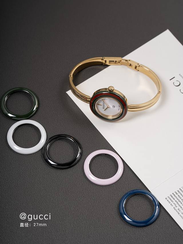 Gucci复古彩虹手镯表 DDD Gucci 90年代中古彩虹手镯表 DDD 一眼就被它圈粉啦 超简约的表盘搭配手镯 DDD 款式的表链 金色手镯+白色表盘 超