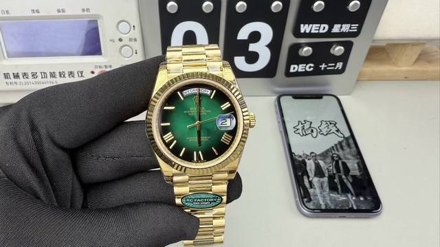 烟熏绿” Rolex 劳力士 星期日历型的烟熏绿表盘 也称 橄榄绿渐变 表盘 其独特的色彩渐变效果，从中心区域的墨绿色向边缘过渡为近乎黑色的深绿，在不同光线角度