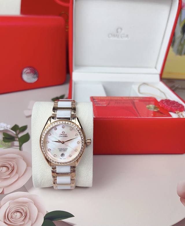 时尚石英女款 欧米茄 将华丽与经典融合缔造出惊艳美作外观雅致华美，彰显引人瞩目的隽永美感进口贝母表盘清新淡雅精华的装饰在腕间，完美呈现神秘而优雅的气质进口石英机