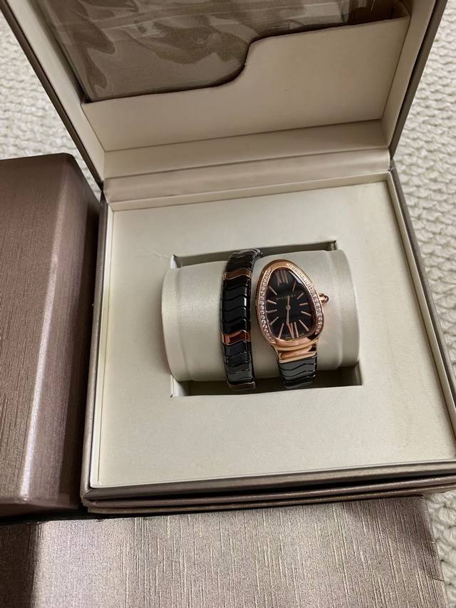Bvlgari独家实拍Serpenti Spiga宝格丽陶瓷蛇头腕表 DDD 35Mm弧形白陶瓷表壳 18K玫瑰金表圈 镶嵌蛋面形切割形状陶瓷把头 漆面抛光表盘