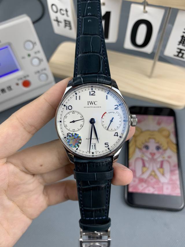 Zf 葡萄牙系列7天动能机械腕表 型号Iw500713。葡萄牙系列诞生于20世纪30年代，设计堪称典范，不仅尺寸醒目，更饰有简约的阿拉伯数字时标，纤细的柳叶形指