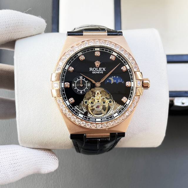 金920劳力士火爆新品 搭载全自动机械机芯 316精钢表壳 简约时尚 优雅尊贵 矿物质强化玻璃镜面 真牛皮表带 商务休闲 精致型男首选 直径40Mm 厚12Mm