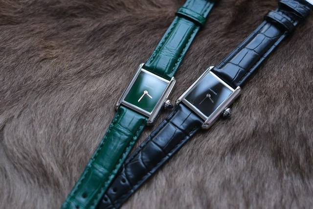 Af压轴的女表来了，经典的卡地亚Tank系列，无字天书四色，进口的美洲鳄表带，瑞士Yuan机芯，Yuan厂数据的精钢表壳，台资厂组装的成品，柜子完全一致，29.