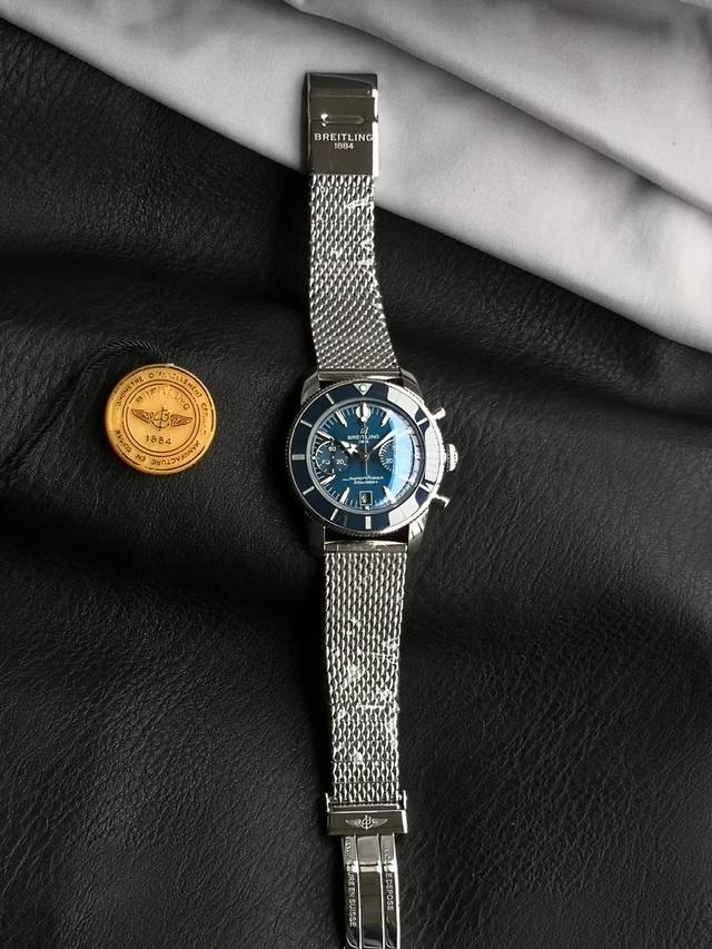 Oxf 超级海洋文化B01计时码表42 DDD Ab0156161C1S1 DDD 为穿梭于海浪与海滨之间打造。超级海洋文化系列 Superocean Heri