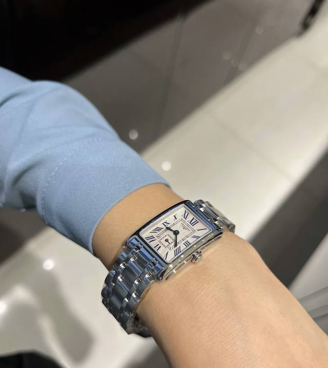 浪琴黛绰维纳中号基本适合任何手围！ DDD 经典的蓝色罗马刻度复古优雅，放射性太阳纹路立体有质感，上手休闲时尚显气质，钢带可以更换成皮表带，两种风格任意切换！性