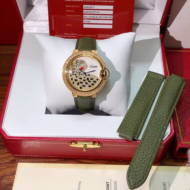 New橄榄绿 象征神圣和平的色系少有的色调.订制的荔枝纹皮颗粒饱和度恰到好处 细腻的羊皮戴上手超级柔软舒适一秒脱颖而出，轻奢艺术感真心很加分，关键是超显贵气时髦