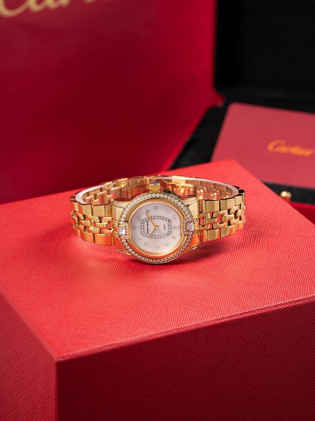 罗杰杜彼 升级版到货Velvett名伶系列 女士腕表 Velvet系列表盘线条鲜明有型,透过两个不同层次展现立体浮雕效果。数字和镶块位于表盘中心,表耳经悉心装饰