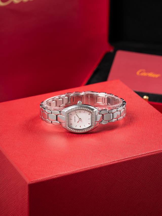 全面升级版到货，金银同价 DDD 卡地亚推出的Tonneau腕表，以酒桶为外形做一体成形表壳，较一般腕表小巧贴合手腕，由于看起来像酒桶一样，所以称为酒桶型表壳。