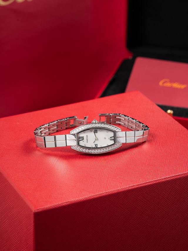 全面升级版到货，金银同价卡地亚Cartier酒桶奢华腕表,引领风格,超越时代,设计与精湛的非凡工艺,倍受各界潮流高贵的青睐,该腕表采用手链以及腕表两种不同艺术风