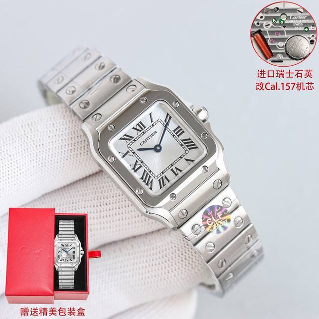 白钢： 间金： DDD 全金： 带钻：加100 DDD Clf 卡地亚 迷你尺寸 女款山度士 DDD 表盘：镀银磨砂表盘 罗马数字时标 剑形蓝钢指针 蓝宝石水晶