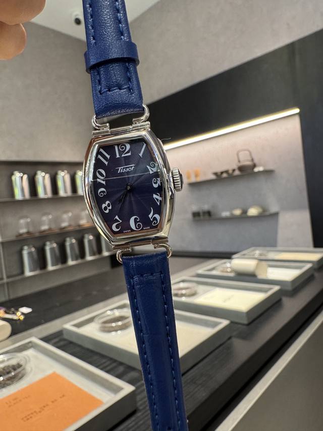 天梭波尔图系列时光的舞者，时间艺术的杰作，复古回潮，传统亦有新生，经典重塑，魅力菲比寻常。酒桶型的外观设计，突破传统，展现出独特的个性魅力。每一次机芯的转动，都