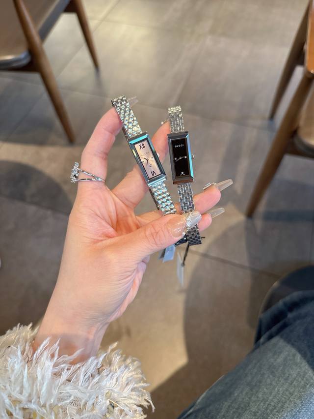 最新款古驰Gucci，G-Frame系列腕表采用优雅长方形表壳，巧妙融合典藏细节与现代时尚美学。这款腕表以精钢表壳匠心打造，巧妙搭配饰钻石粉色表盘，配罗马数字时